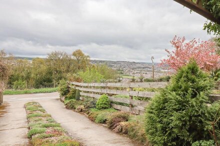 WINDYWAYS, family friendly, character holiday cottage in Haworth