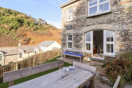 CLIFFSIDE, family friendly, character holiday cottage in Tintagel