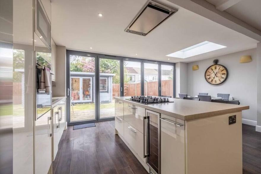 Central Windsor, 5 mins to Legoland, Driveway