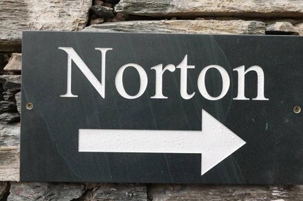 NORTON, family friendly, with open fire in Applethwaite