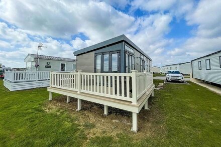 Modern 6 berth caravan at Martello Beach in Essex ref 29002SV