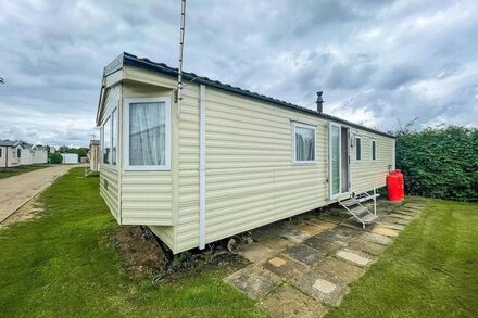 Lovely caravan for hire at Breydon Water in Norfolk ref 10005A