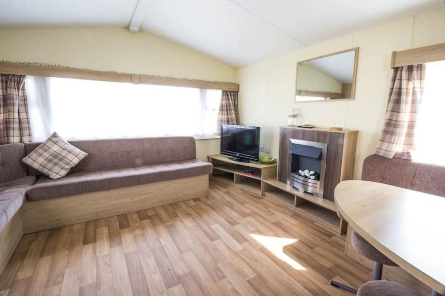 Superb 8 berth caravan near Walton-on-the-Naze in Essex ref 17175
