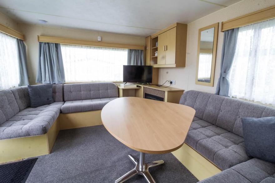 6 berth caravan for hire at Manor Park Holiday Park in Norfolk ref 23025T