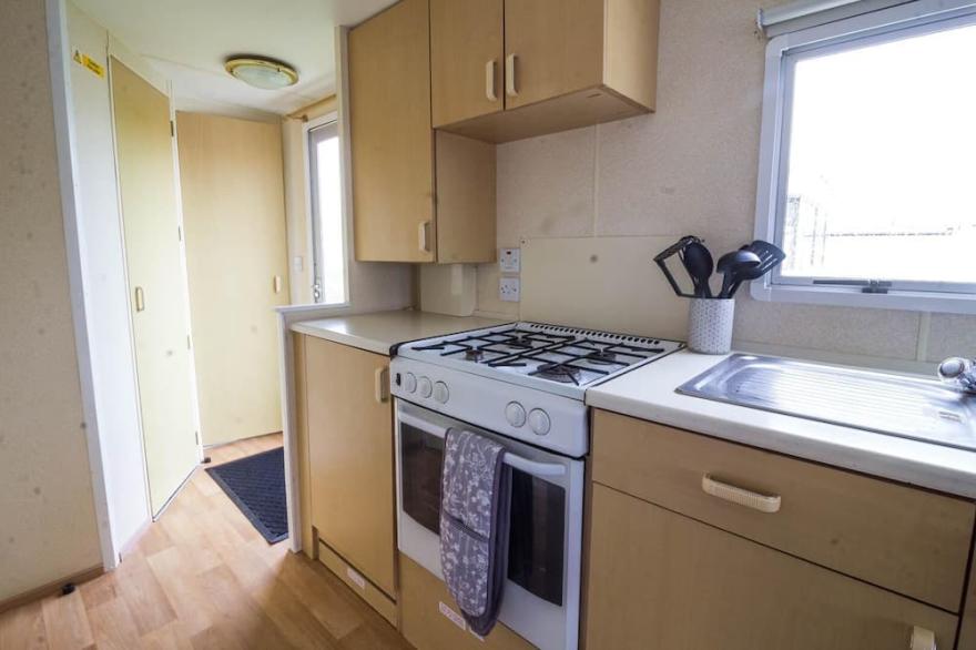 6 berth caravan for hire at Manor Park Holiday Park in Norfolk ref 23025T