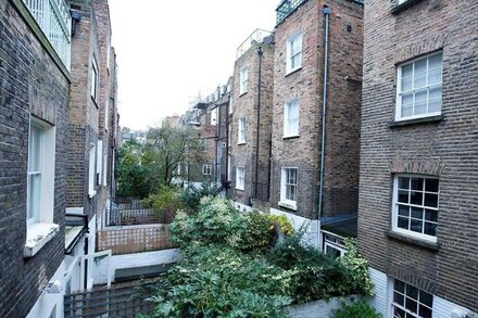 Traditional English Charm and a Super King Bed in Pimlico