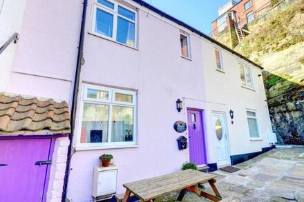 Candyfloss Cottage - Two Bedroom House, Sleeps 4