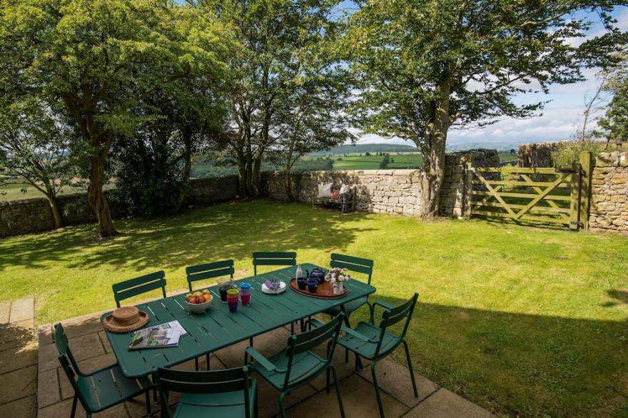 OVERTHWARTS FARMHOUSE Five Bedroom, Nr. Alnwick. 9 Miles From The Coast