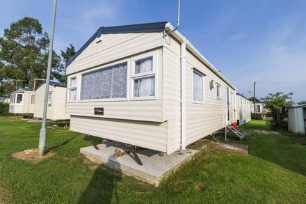 Brilliant 6 berth caravan Steeple Bay Holiday Park, Essex ref 36079D