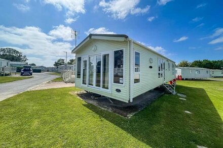 Beautiful caravan at Highfield Grange Holiday Park in Essex ref 26687P