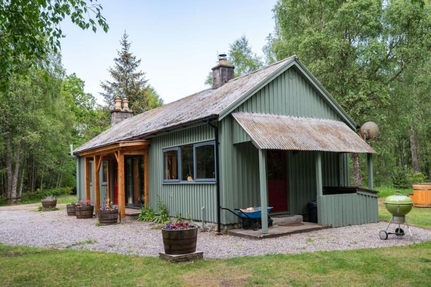 Stunning private villa for 4 people with WIFI, hot tub, TV, pets allowed and parking
