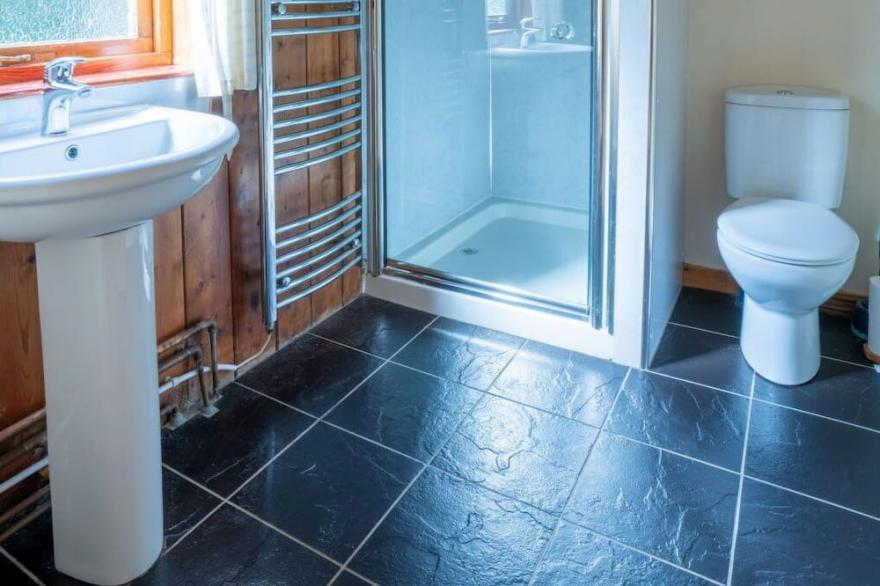 Stunning private villa for 4 people with WIFI, hot tub, TV, pets allowed and parking
