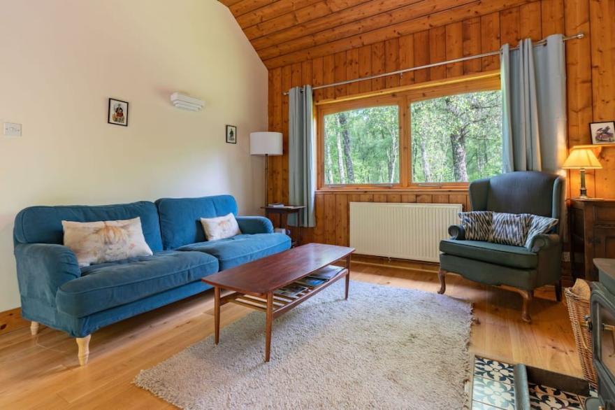 Stunning private villa for 4 people with WIFI, hot tub, TV, pets allowed and parking