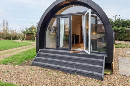 THE HOLIDAY POD AT HOLLY TREE BARNS, romantic in Halesworth