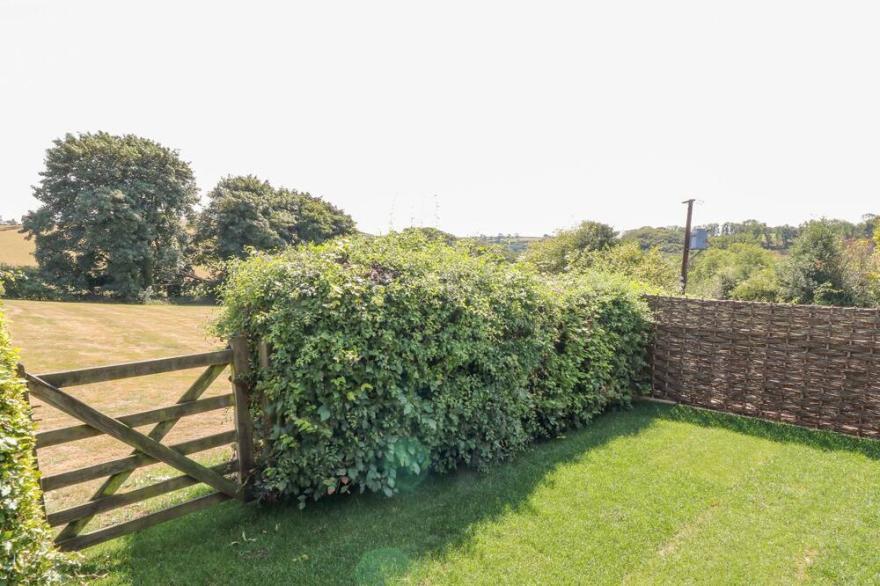OAK COTTAGE, family friendly, with hot tub in North Molton