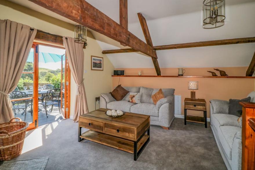 OAK COTTAGE, family friendly, with hot tub in North Molton