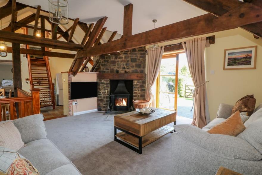 OAK COTTAGE, family friendly, with hot tub in North Molton