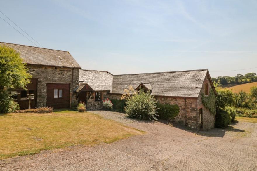 OAK COTTAGE, family friendly, with hot tub in North Molton