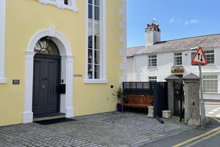 TY BIWMARES, Pet Friendly, Character Holiday Cottage In Beaumaris