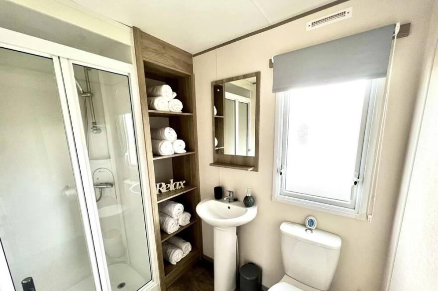 Situated on the Beautiful Tattershall Lakes, hot tub & Pet Friendly