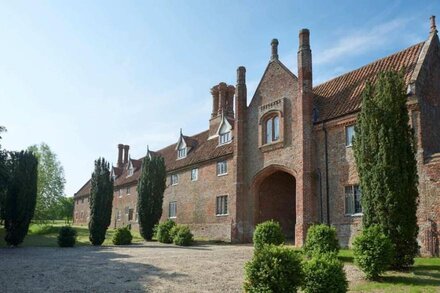 Lavish Tudor Estate & Gardens - Sleeps 25!