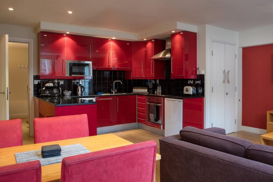 Modern Apartment In Stratford-Upon-Avon With Free Car Parking.