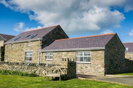 Efail Penrhyn -  an on the beach that sleeps 6 guests  in 3 bedrooms