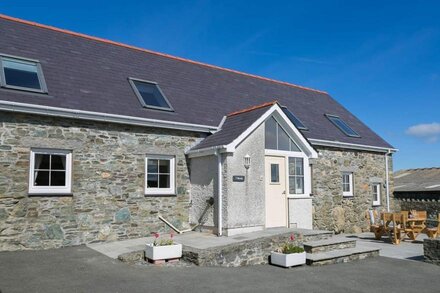 Beudy Penrhyn -  an on the beach that sleeps 8 guests  in 4 bedrooms