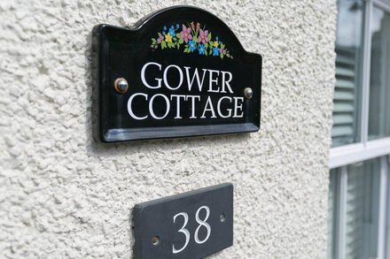 Gower Cottage -  a town that sleeps 4 guests  in 2 bedrooms