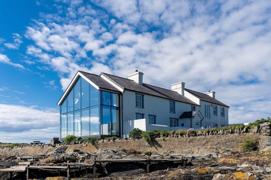 Hen Cymyran -  A House On The Beach That Sleeps 15 Guests  In 8 Bedrooms