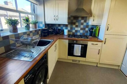 Modern 2-Bed Apartment , Heart of Queensbury. Great Walks Nearby!