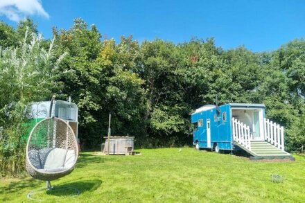 Big Blue, Horse Lorry Conversion Private hot tub