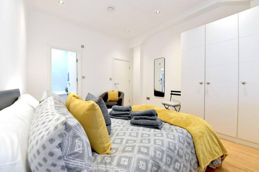 Luxury London Escape- En-suite Bath. Near Wembley Stadium + Brent Cross Shopping