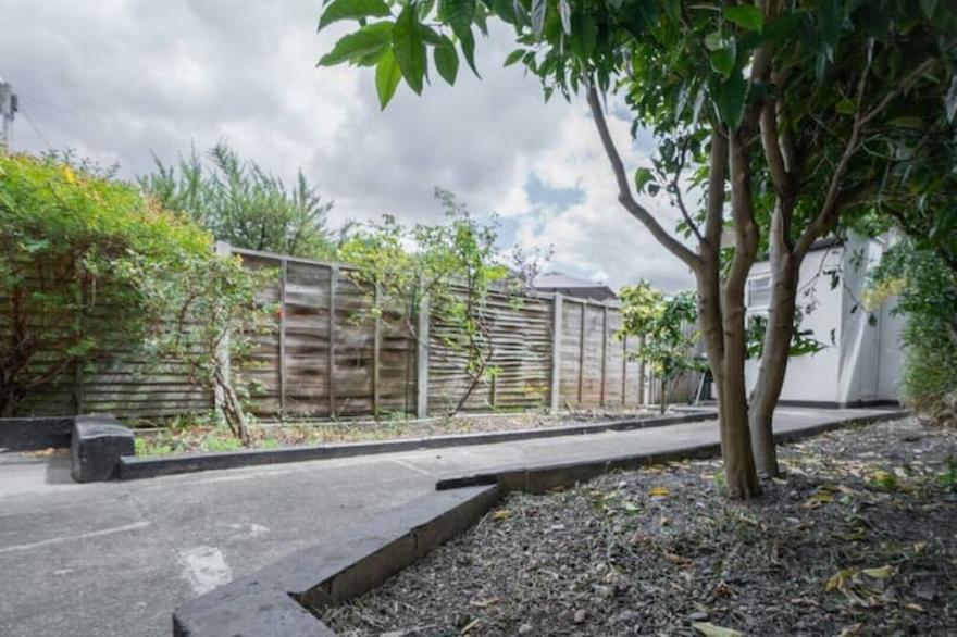 Beautiful 5 Bedroom House With Private Garden