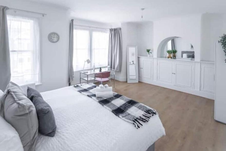 Beautiful 5 Bedroom House With Private Garden