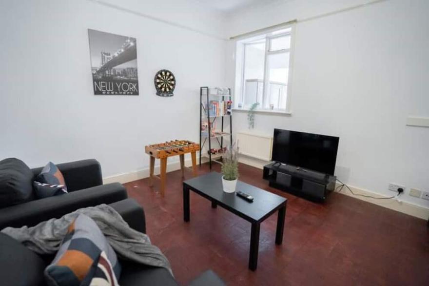 Beautiful 5 Bedroom House With Private Garden
