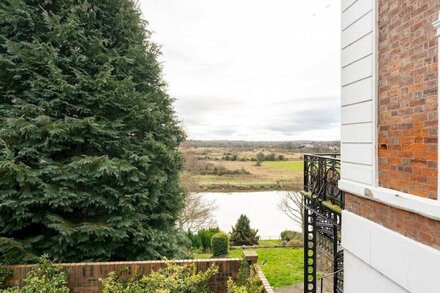 Pass the Keys | Beautiful 2 bed cottage with river view Nr Centre