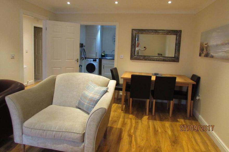 Apartment 3 - Beautiful 1 Bedroom, Luxury Apartment Close To Town Centre.