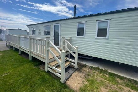 Modern caravan with WiFi at Martello Beach Holiday Park in Essex ref 29010KV