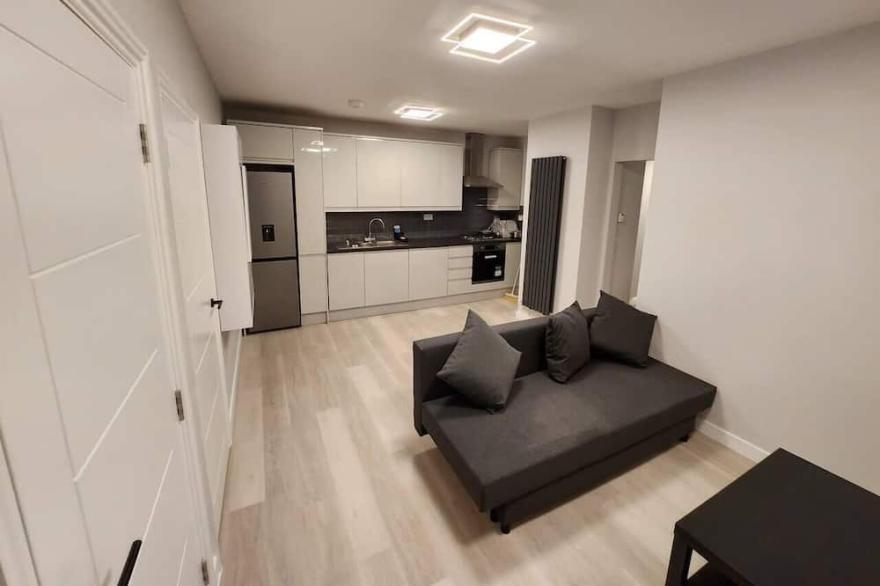 New Refurb 2-Bed Apartment In London