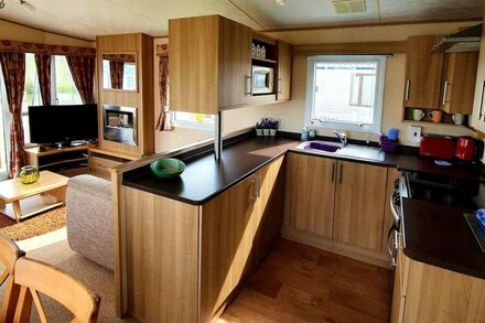 Lakeside 3 bedroom, 8 berth static caravan is set in the heart of the Cotswolds,