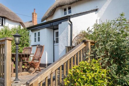 ROSE THATCH, romantic, character holiday cottage in Malborough