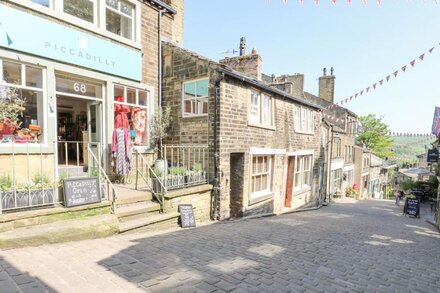 PICCADILLY VIEW, family friendly, with a garden in Haworth