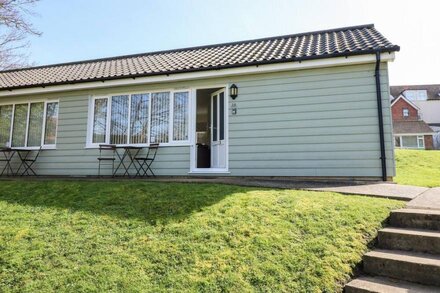 14 THE DELL, pet friendly, character holiday cottage in Mundesley