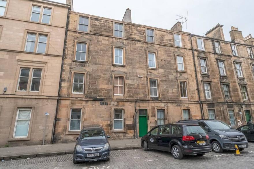 Pass The Keys | Modern Vibrant Flat In Leith