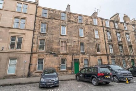 Pass the Keys | Modern Vibrant Flat In Leith