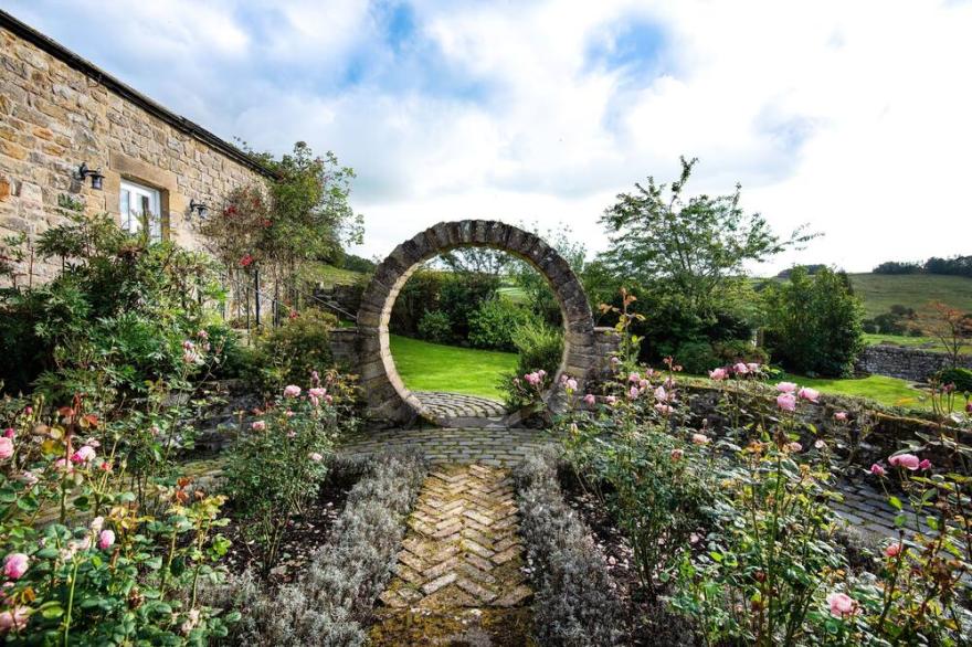 Broadgate Farmhouse - sleeps 8 in 4 bedrooms