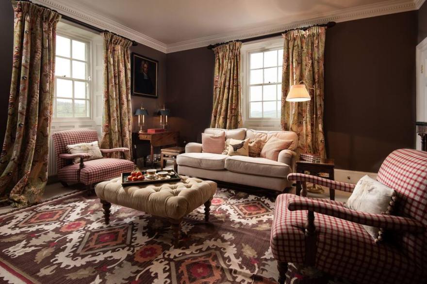 Broadgate Farmhouse - sleeps 8 in 4 bedrooms
