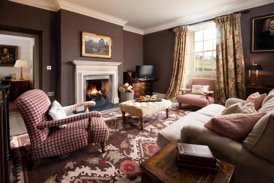 Broadgate Farmhouse - sleeps 8 in 4 bedrooms
