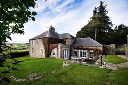 Broadgate Farmhouse - sleeps 8 in 4 bedrooms